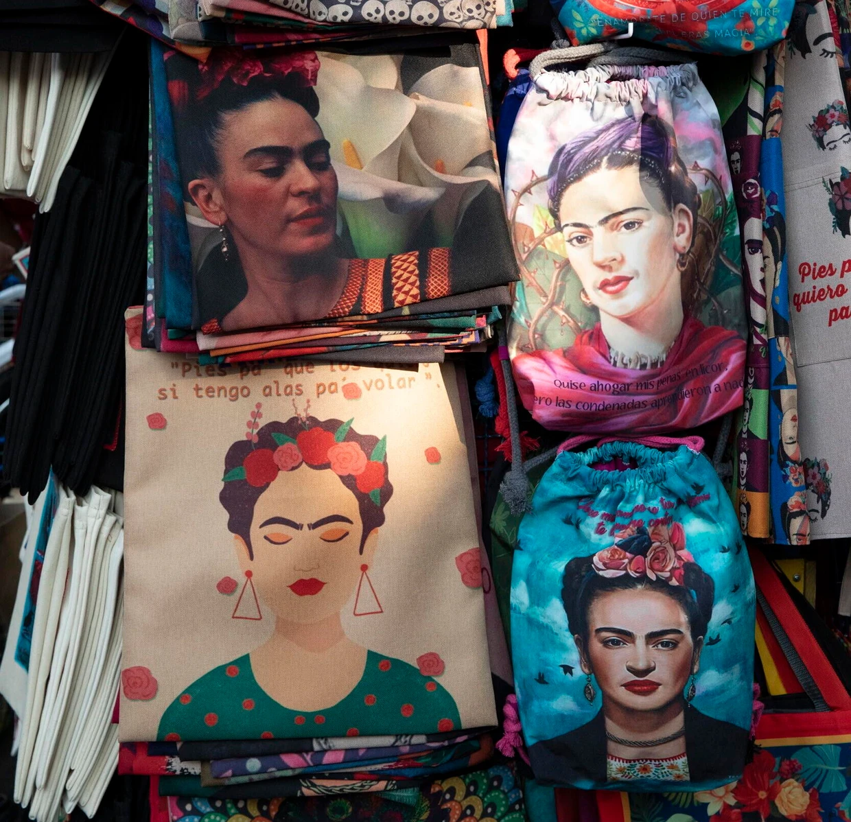 Frida für über die Schulter: Taschen an einem Stand in Mexiko-Stadt