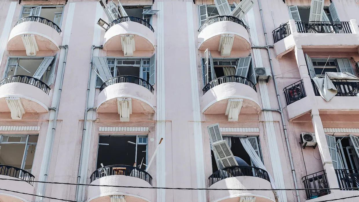 Wenigstens die Balkone halten noch: Fassade in der Armenia Street in Beirut