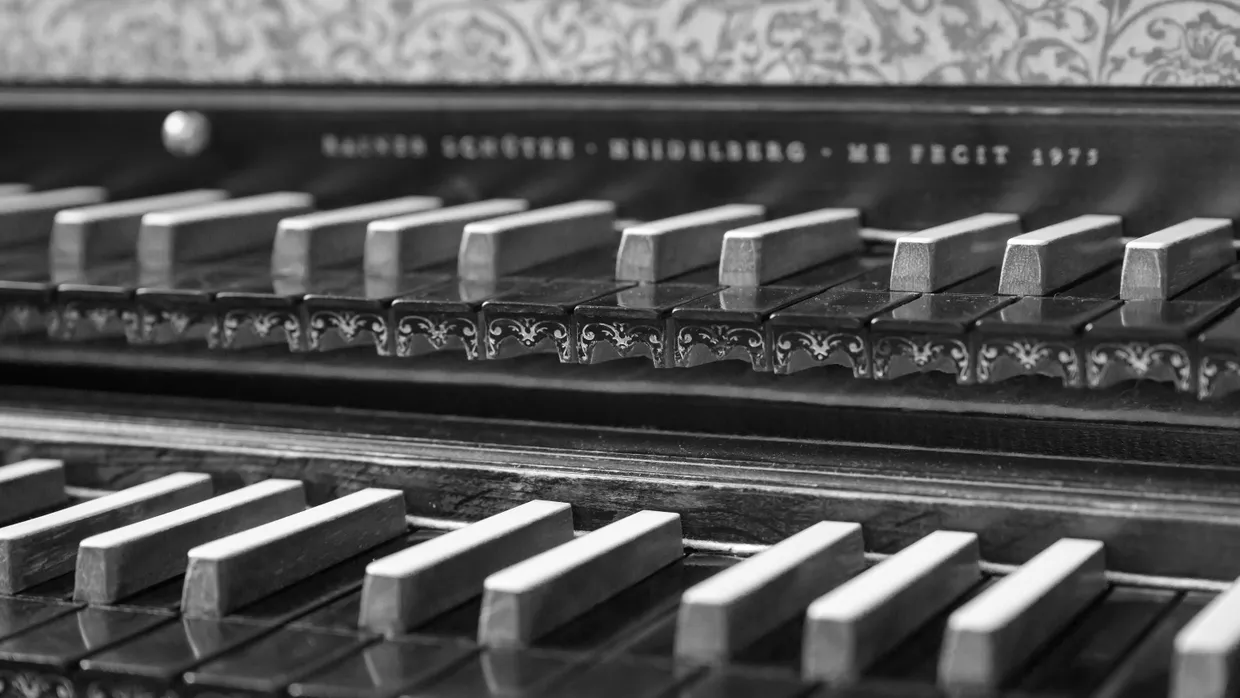 „Rainer Schütze me fecit 1973“: Dieses zweimanualige Instrument spielt der Autor unseres Artikels.