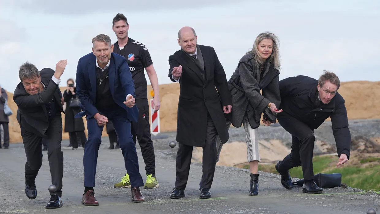 Boßeln fürs Bild: Im März 2024 besuchen Wirtschaftsminister Robert Habeck (Grüne) und Kanzler Olaf Scholz (SPD) die deutsche Northvolt-Baustelle.