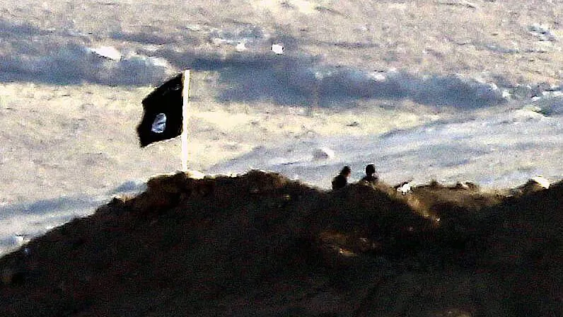 IS-Kämpfer mit Flagge an der türkisch-syrischen Grenze.