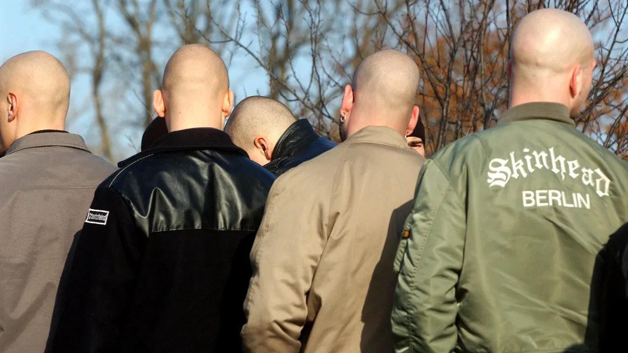 Junge Neonazis stehen bei einer Demonstration in Brandenburg zusammen, 2003.