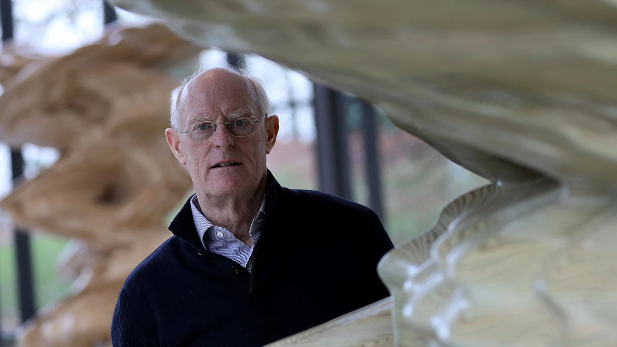 Der Künstler Tony Cragg zwischen seinen Skulpturen