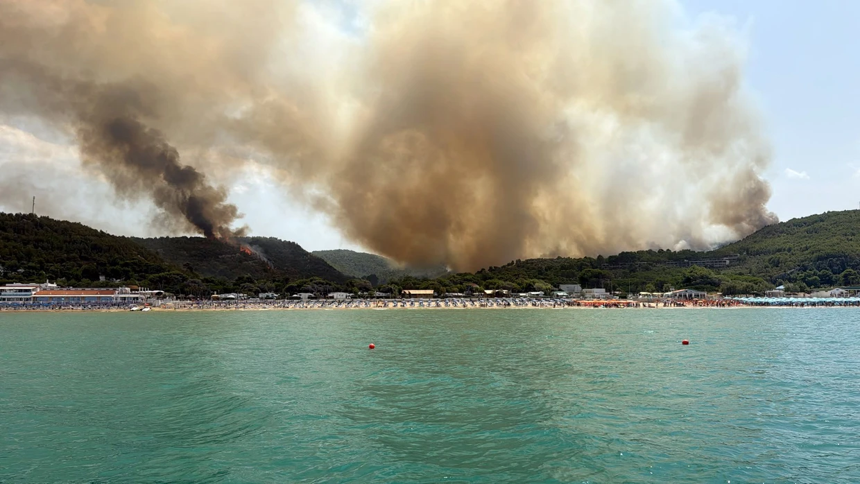 400 Touristen und Strandbesucher mussten nach einem Feuer in der Nähe der Stadt Peschici in der südlichen Region Apulien über den Seeweg in Sicherheit gebracht werden.