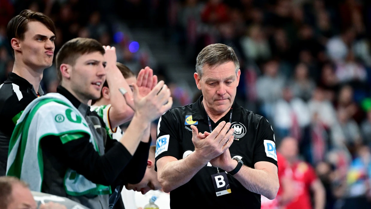 Zufrieden nach den erfolgreichen Testspielen gegen Kroatien:  Bundestrainer Alfred Gislason applaudiert seinen Spielern.