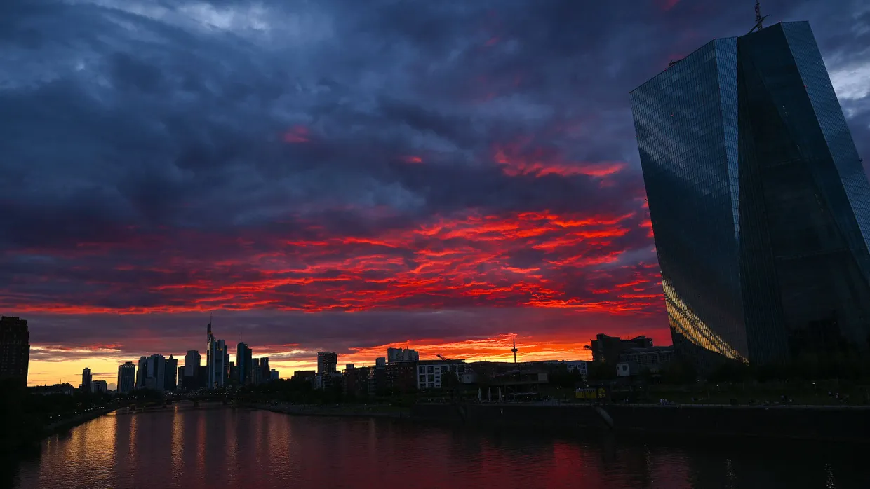 Die Frankfurter Skyline und EZB-Zentrale bei Sonnenuntergang