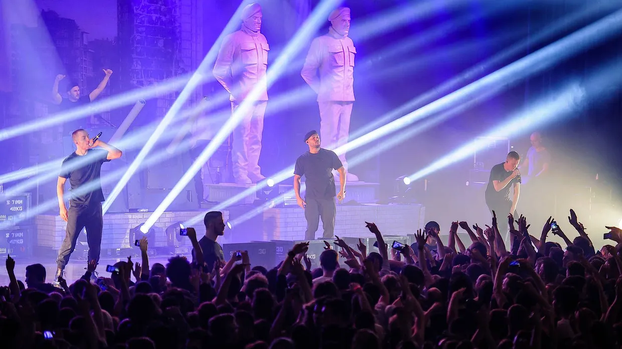 „Dabei sterben nur alte, weiße Männer!“, witzelten die Rapper der Band KIZ bei einem Konzert Anfang März in Anspielung auf die Covid-19-Infektionen.