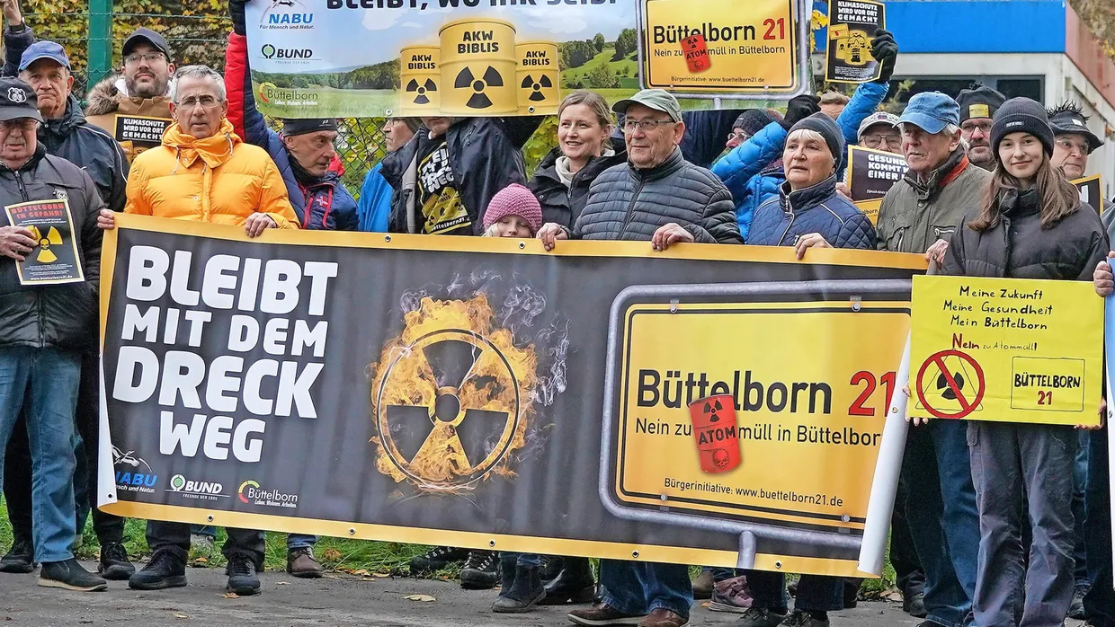 Wollen keinen Biblis-Bauschutt: Büttelborner demonstrieren am Dienstag gegen die Deponiepläne.