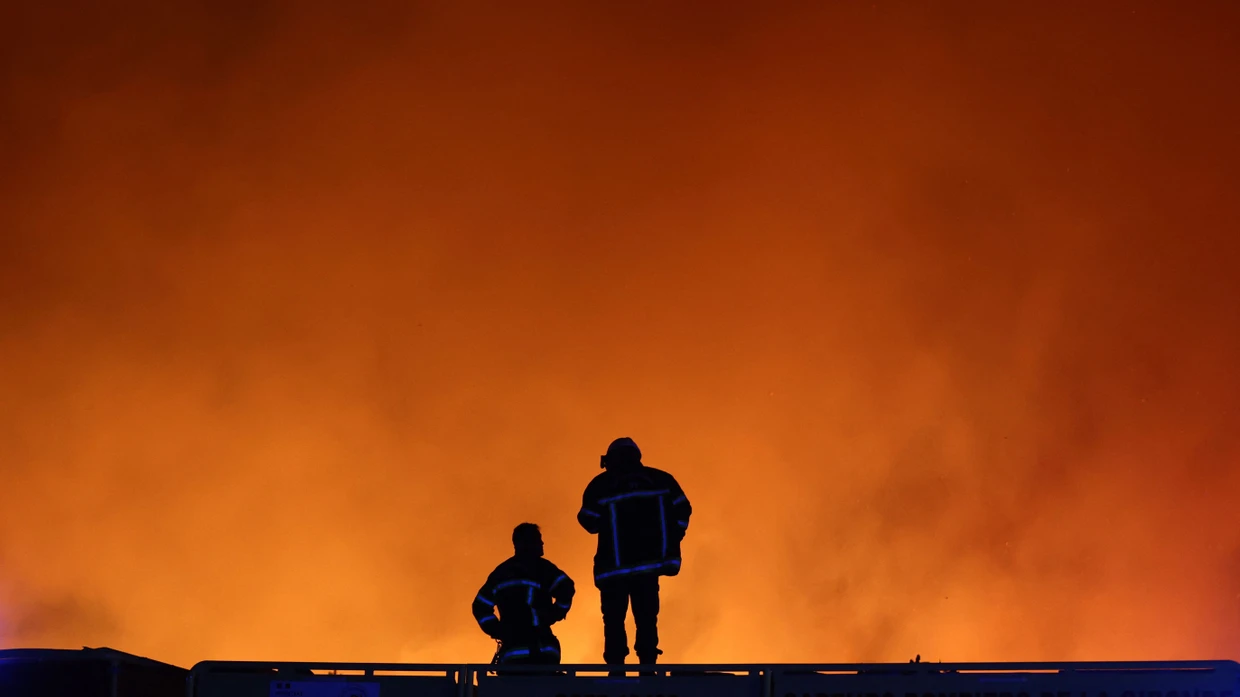 Feuerwehrleute versuchen, das Feuer zu bekämpfen, das in der Nähe von Bordeaux bereits 2000 Hektar Land verbrannt hat.
