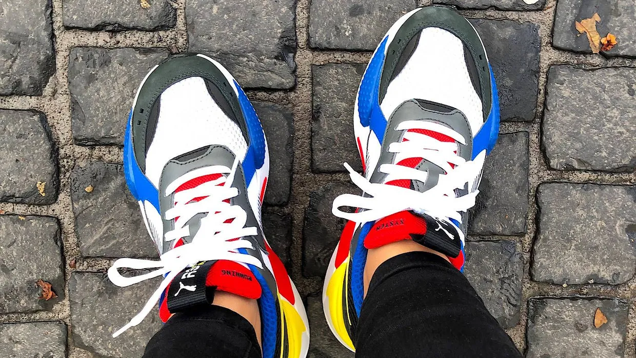 Macht sich gut auf der Straße: Puma RS-X Toys am Fuß von Sneak-around-Autorin Aylin Güler