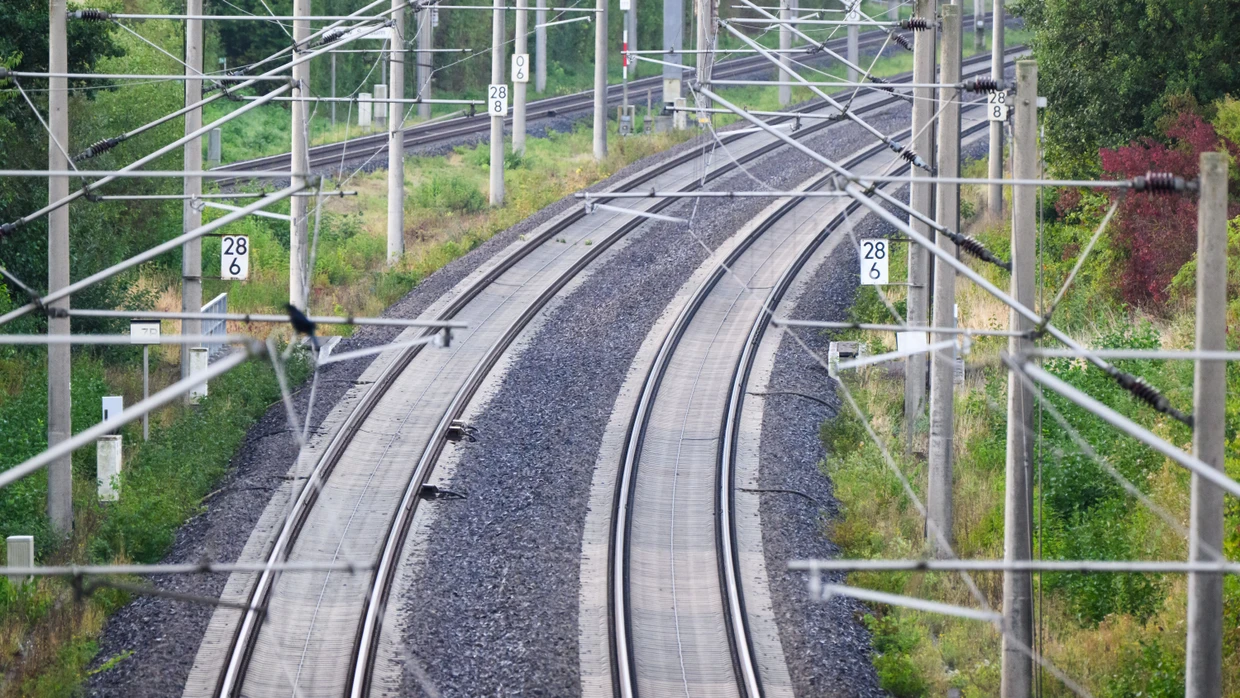 Oberleitungen stehen an der ICE-Strecke Göttingen – Hannover – Hamburg.