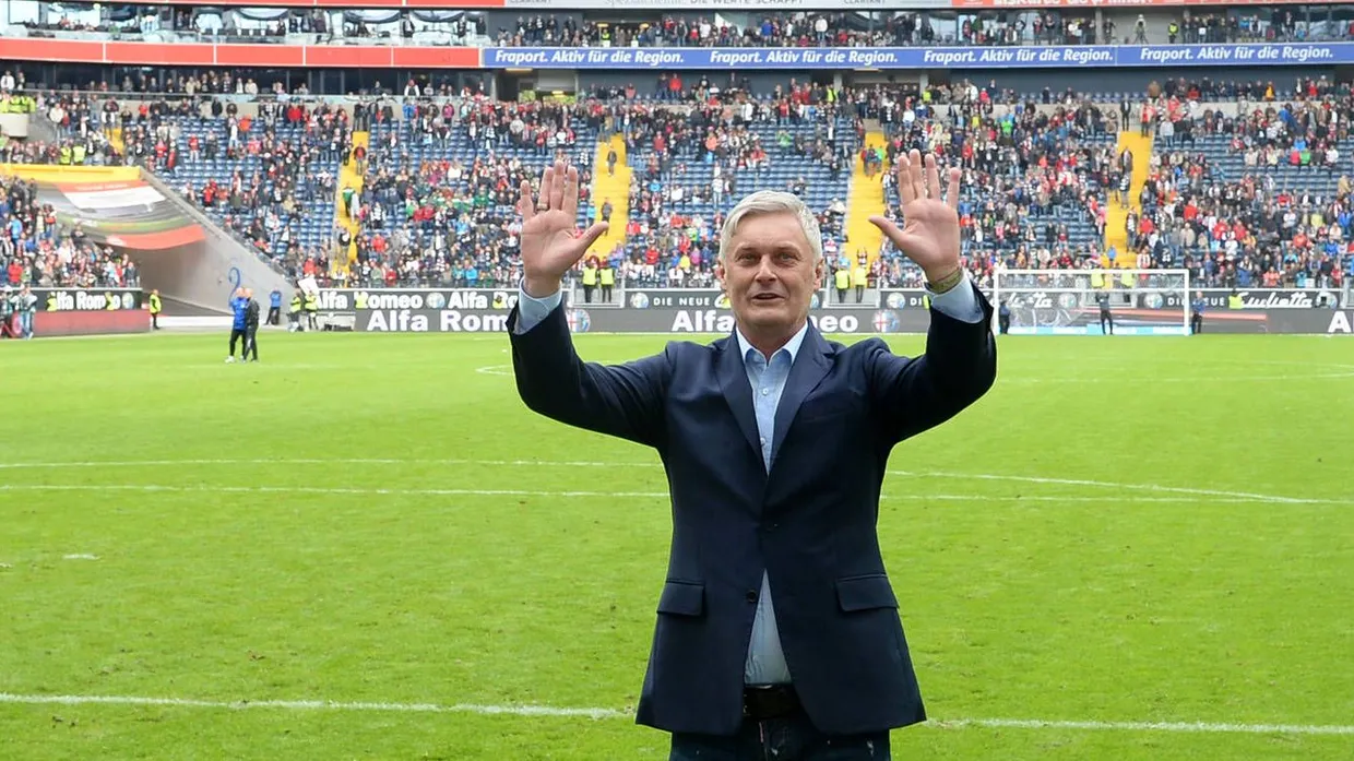 Drei Jahre, zwei Hände, ein Abschied: Trainer Armin Veh erlebt sein letztes Heimspiel im Eintracht-Stadion. Mit welchem Klub er wohl zurückkehrt?