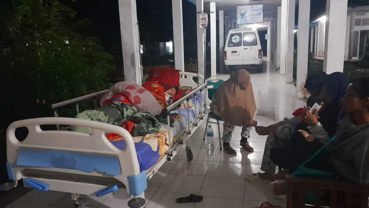 Menschen warten im Freien nachdem ein Erdbeben der Stärke 7,1 die indonesische Inselgruppe Mentawai westlich von Sumatra erschüttert hat.
