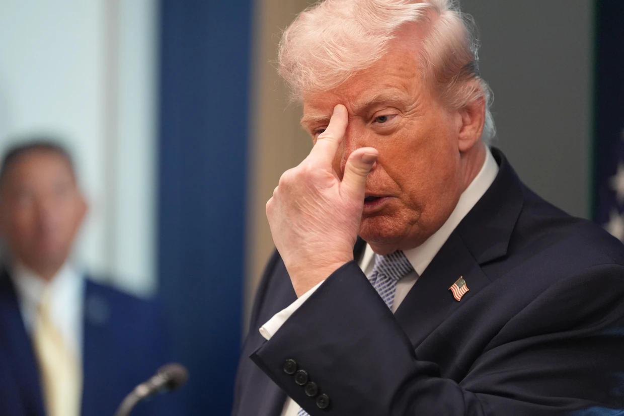 Das größte Problem für Anhänger von QAnon ist gerade, dass Trump in den Epstein-Akten auftaucht.