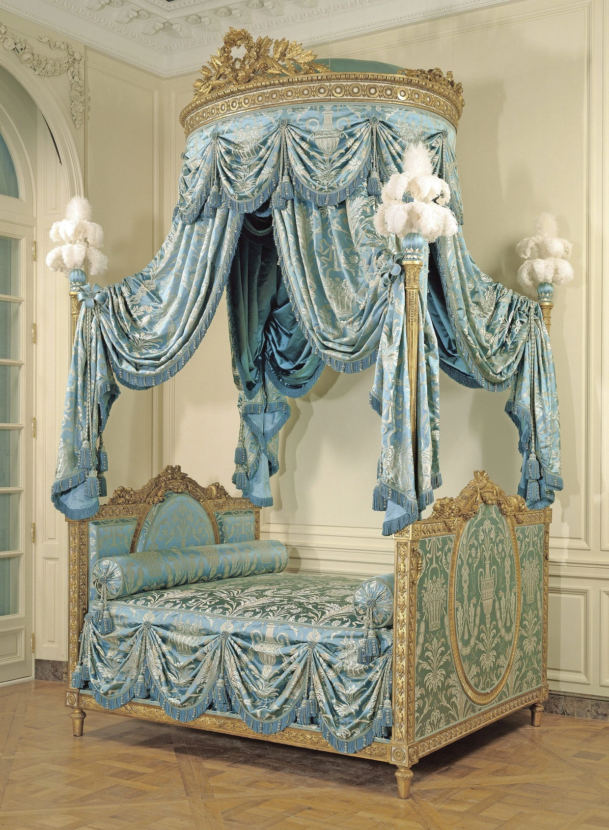Herrschaftlich: Ein „Lit à la Polonaise“ mit viel Stoff in Kronenform war im Frankreich des 18. Jahrhunderts en vogue.