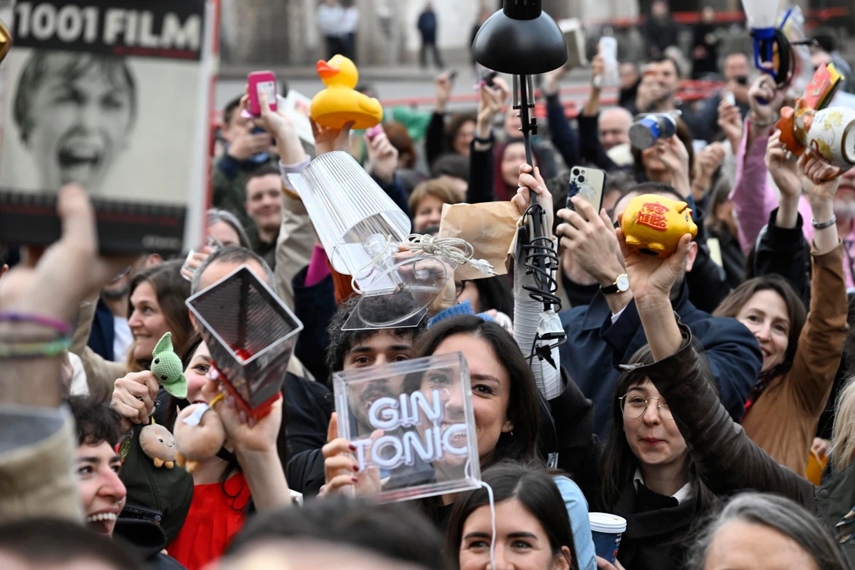 Seltsam, lustig oder originell: bei der Tauchbörse von Maurizio Cattelan zur Eröffnung der Mailänder Design Week