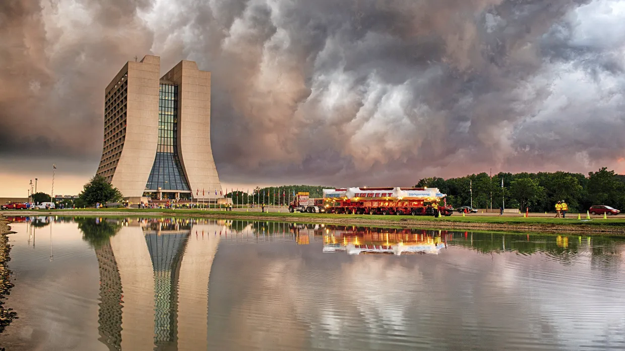 Braut sich da was zusammen? Im Sommer 2013 wurde der Myonen-Speicherring (auf dem Lastwagen) am Fermilab nahe Chicago angeliefert. Jetzt wurden erste Ergebnisse verkündet.