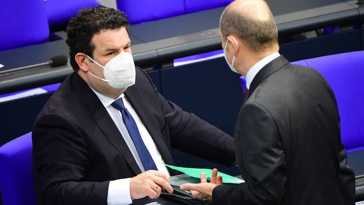 Bundesfinanzminister Olaf Scholz und Arbeitsminister Hubertus Heil (links)