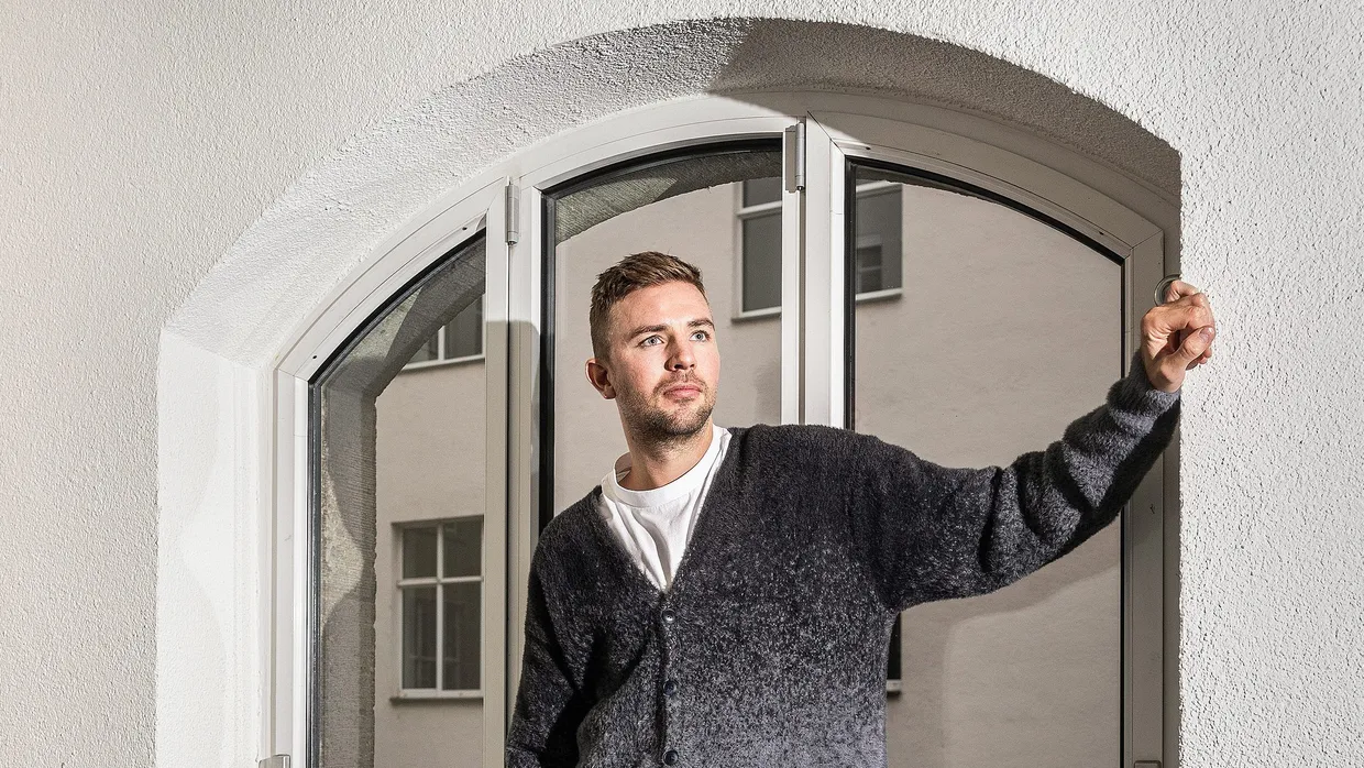 Der Fußballspieler und Buchautor Christoph Kramer, Ende Januar 2025  in den Kölner Verlagsräumen von  Kiepenheuer & Witsch