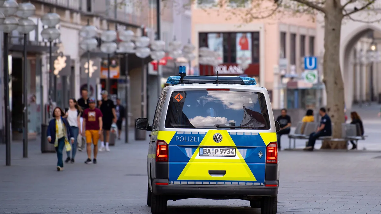 Große Geschäfte bleiben vorerst zu: Ein Polizeiauto fährt in der Innenstadt durch die Fußgängerzone