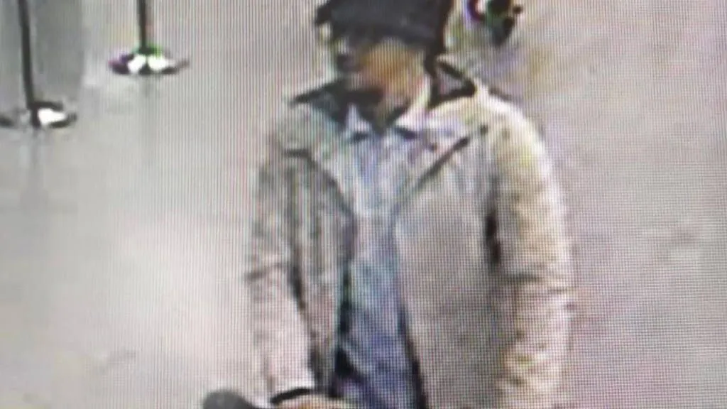 Mit diesem Bild von einer Überwachungskamera am Brüsseler Flughafen Zaventem wurde nach dem „Mann mit Hut“ gefahndet.