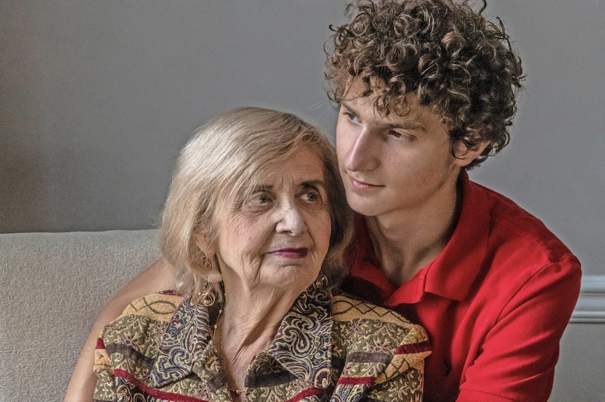 Tova Friedman mit ihrem Enkel Aron Goodman