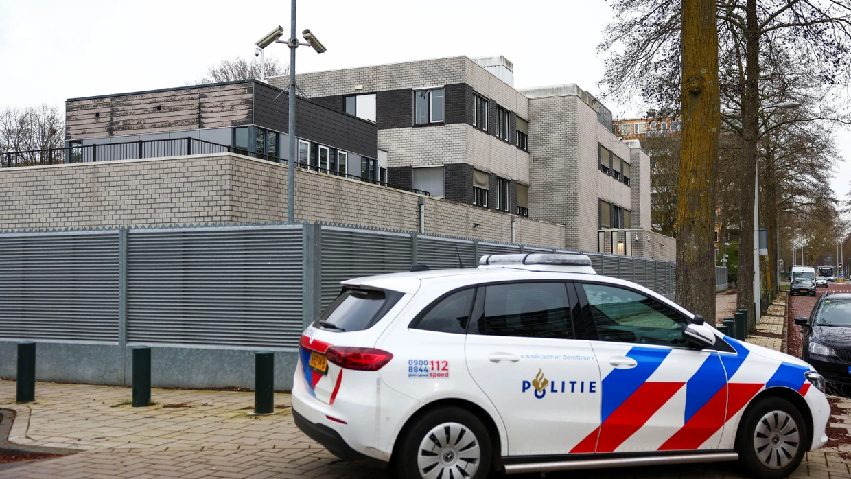 Ein Polizeiauto nach der Explosion vor der jüdischen Schule in Amsterdam
