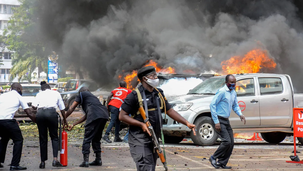 Nach dem zweiten Anschlag: Menschen versuchen in der Nähe des Parlamentes in Kampala das Feuer zu löschen.