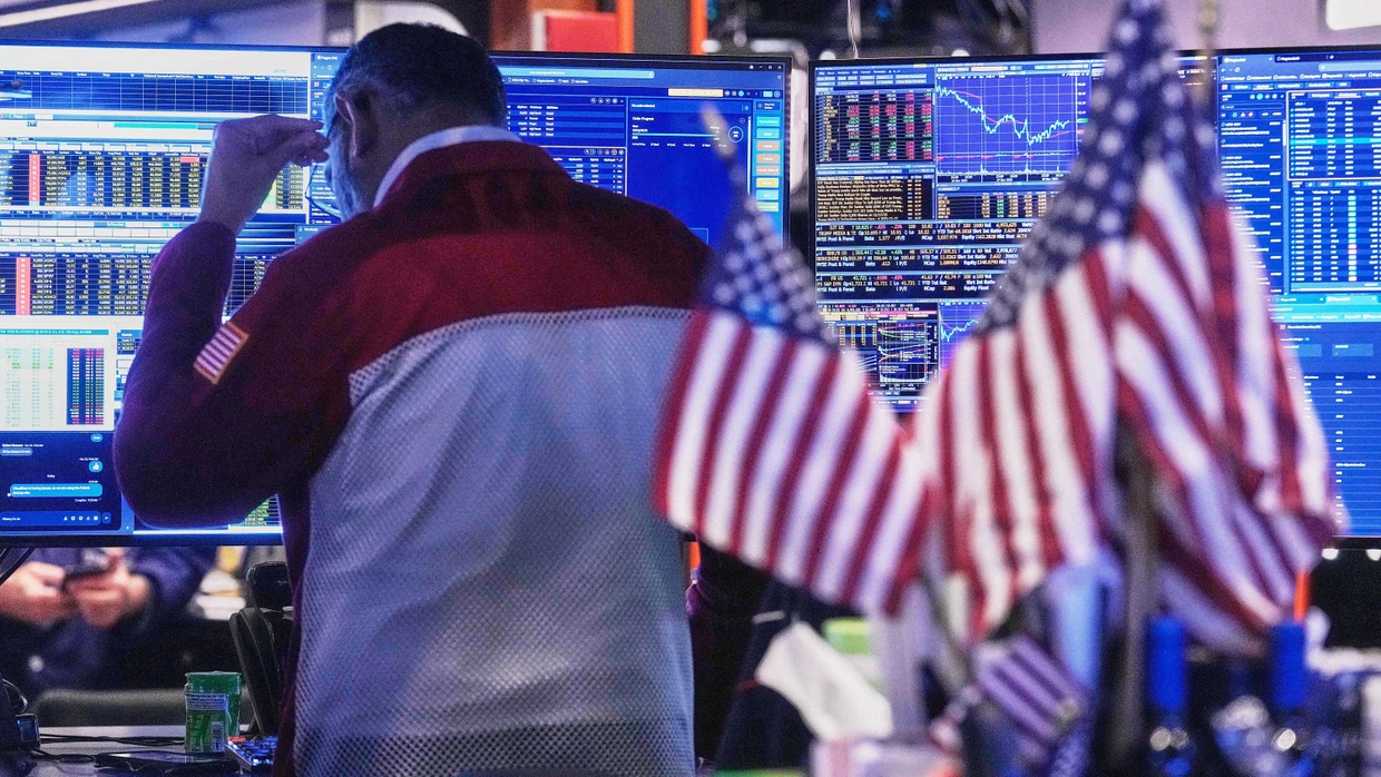 Trader on the New York Stock Exchange: Most convertible bonds are issued in the USA.