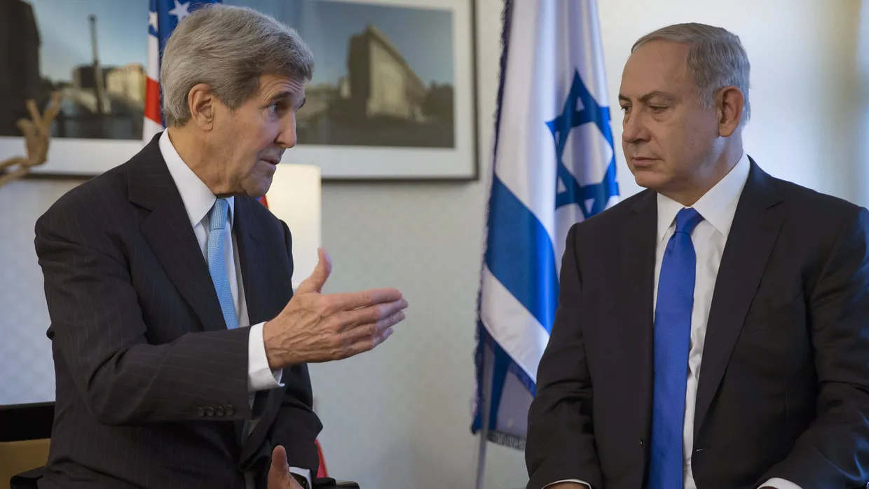 Bewegen und verharren: John Kerry (links) mit Benjamin Netanjahu in Berlin.