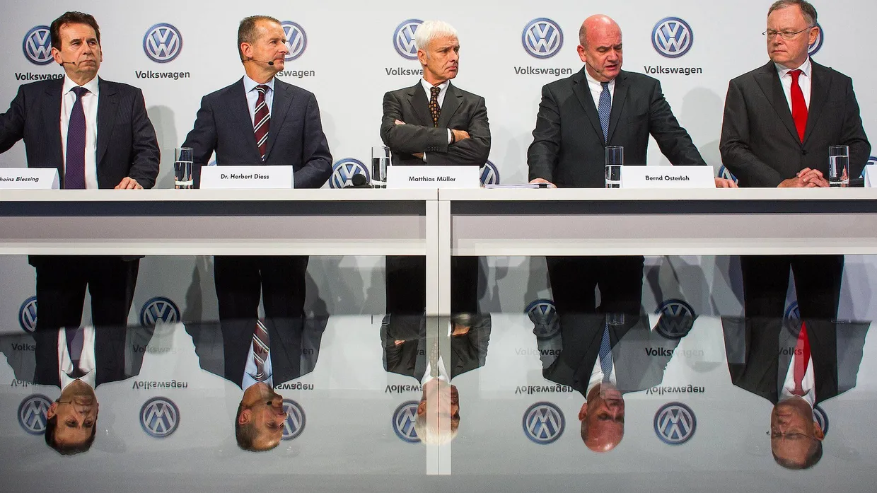 Werden sich auch in Zukunft noch eine warme warme Mahlzeit leisten können: die Volkswagen-Vorstände Karlheinz Blessing, Herbert Diess, Matthias Müller, Bernd Osterloh und der niedersächsische Ministerpräsident Stephan Weil (von links)