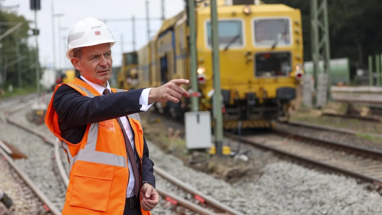 Noch-Verkehrsminister Volker Wissing (ehemals FDP) besichtigt eine Bahnbaustelle.