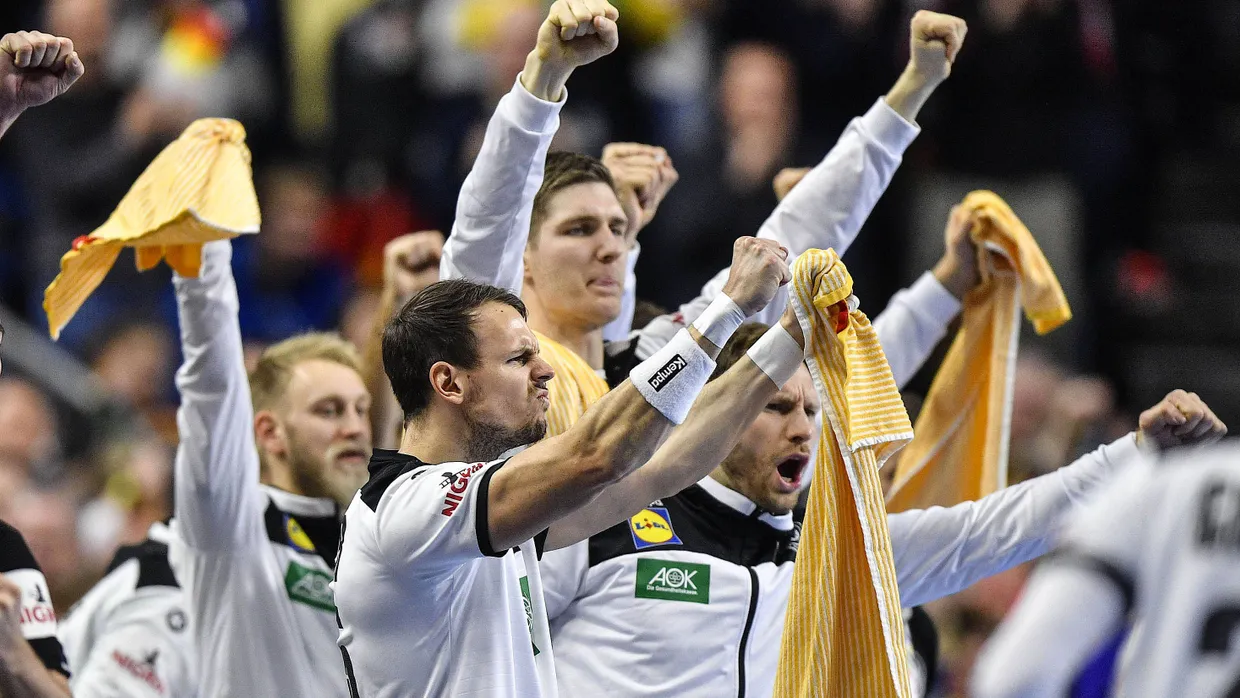 Die Fäuste geballt: Das Handball-Nationalteam beim Erfolg gegen Island in Köln.