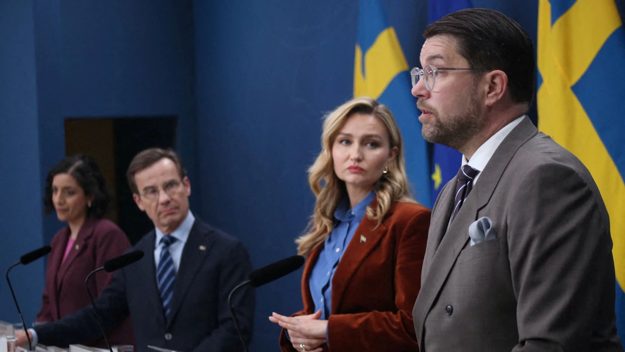 Will auch Eingebürgerte für die Ausreise bezahlen: Schwedendemokraten-Chef Jimmie Åkesson (rechts) mit Ministerpräsident Ulf Kristersson, der Liberalen-Vorsitzenden Simona Mohamsson (links) und der christdemokratischen Parteichefin Ebba Busch