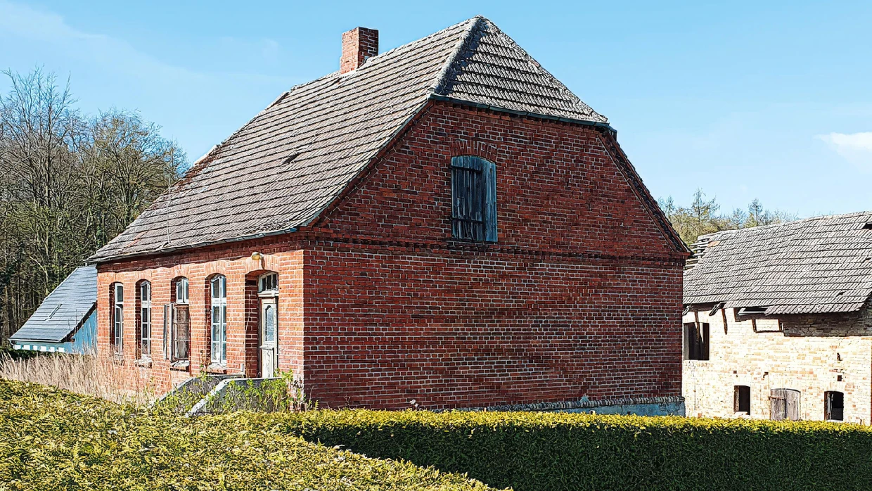 Nicht um alle Objekte entbrennt ein Bietergefecht. Für das Backsteinhaus (unten) fand sich nur ein Interessent.