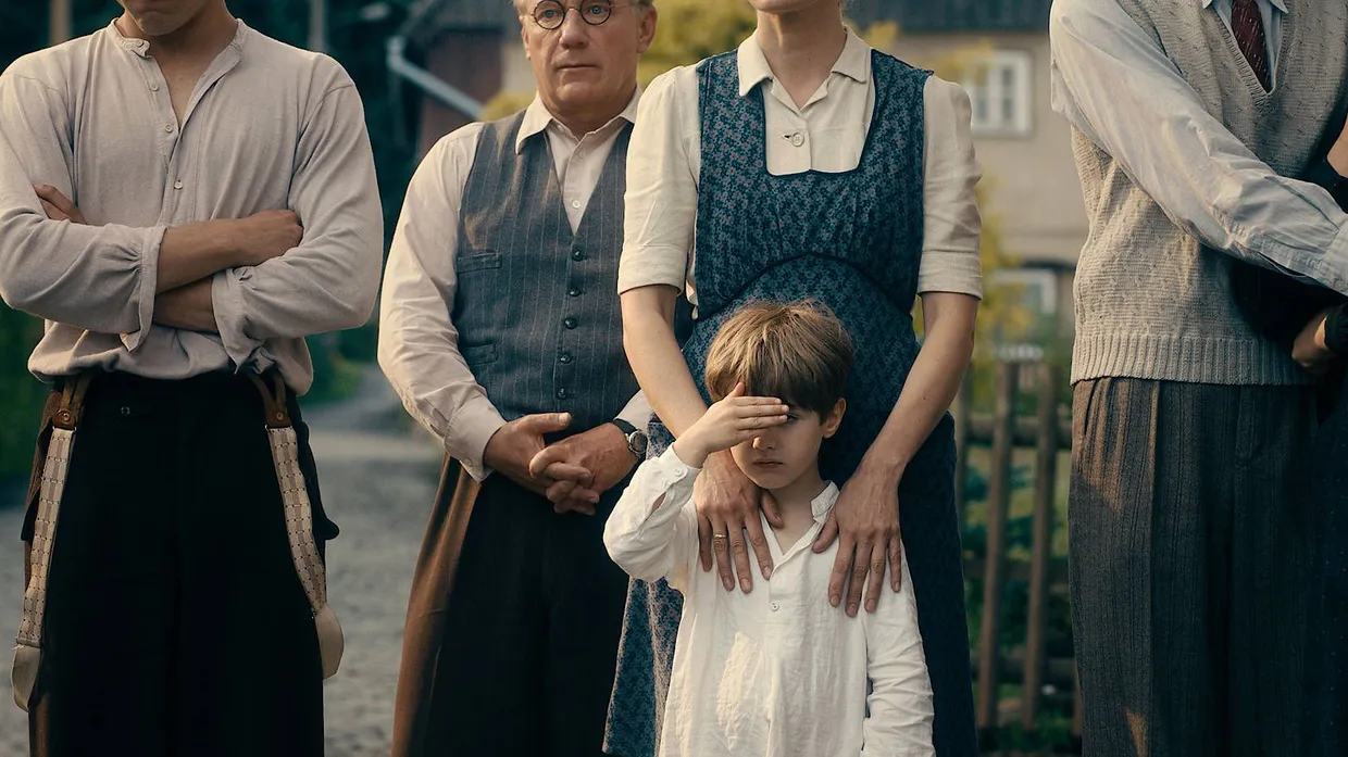 Wo Augenwürmer bohren, da entstehen womöglich keine besonders guten Filme: Szene aus „Werk ohne Autor“.