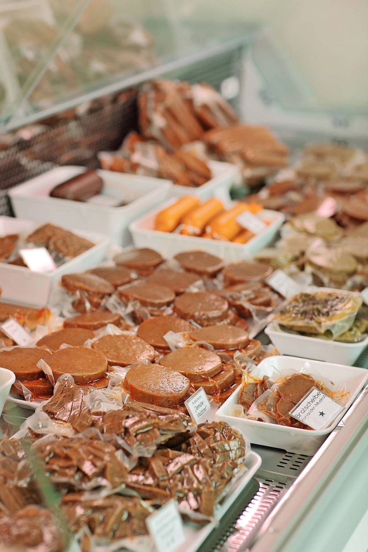 Möglich nah am Original: Kühltheke mit veganer Wurst und Fleisch