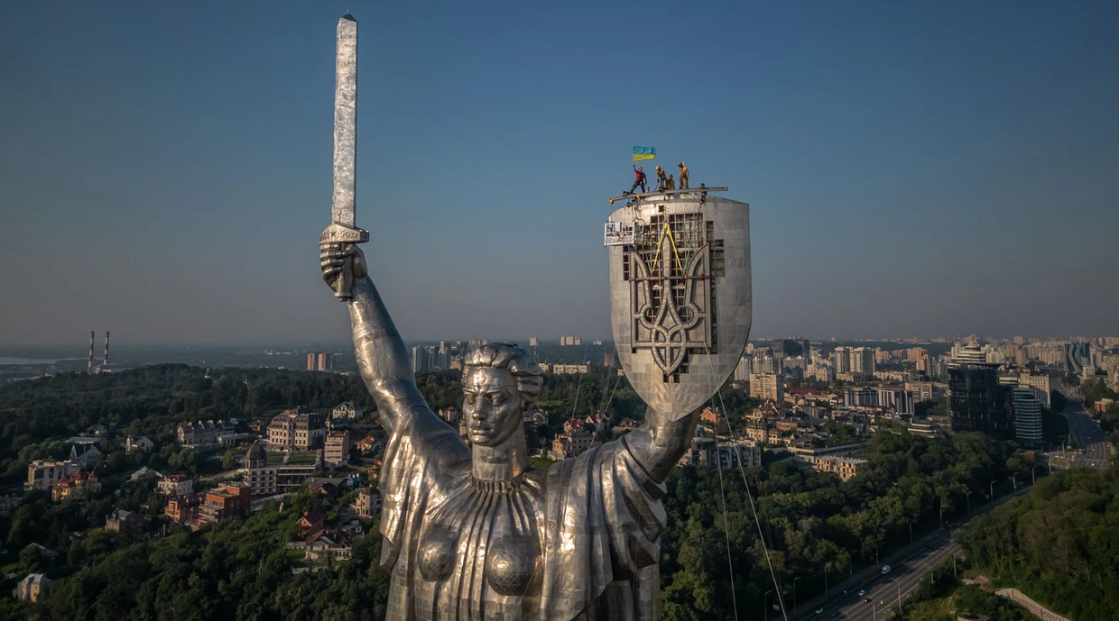 Symbol der Ukraine: Die 62 Meter hohe Statue „Mutter Heimat“ blickt im August 2023 über die Hauptstadt Kiew. Kurz zuvor war auf dem Schild das Wappen der Sowjetunion durch das Wappen der Ukraine ersetzt worden.