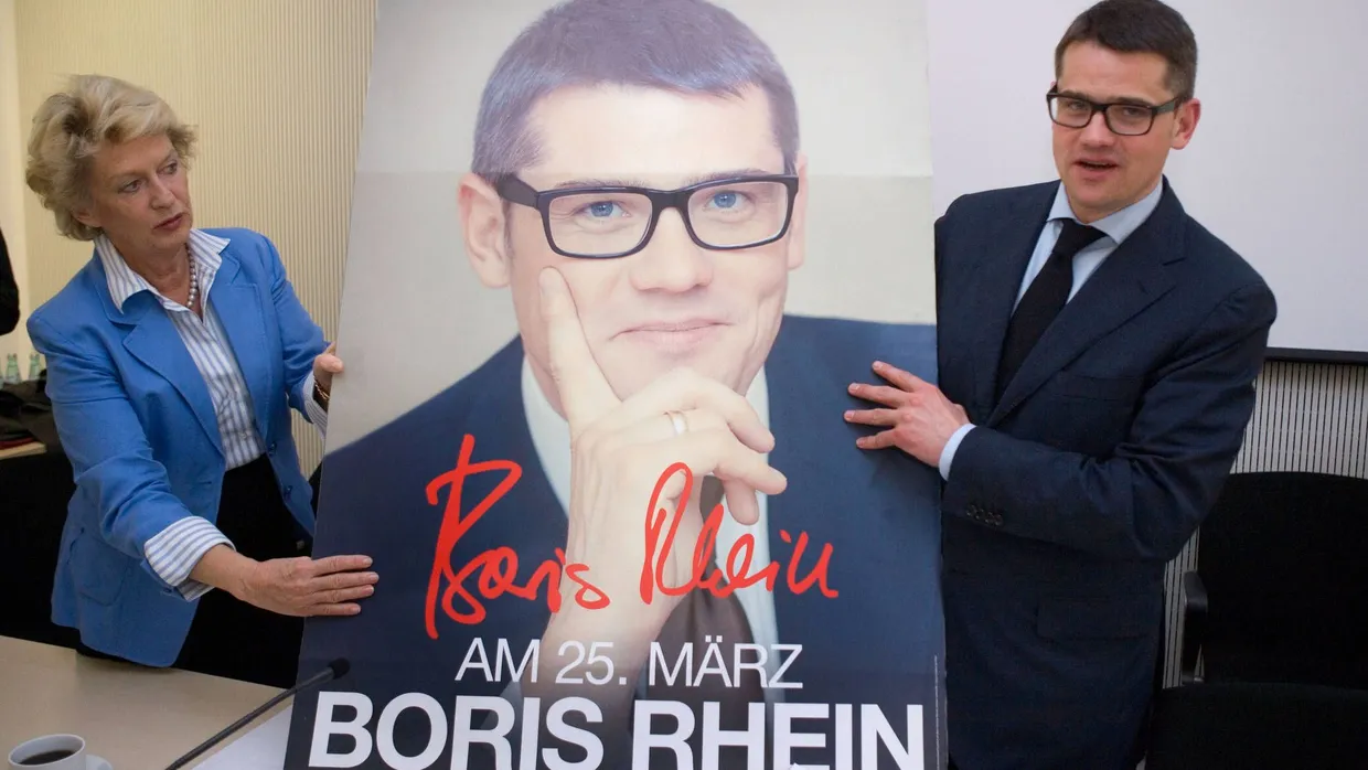 Boris Rhein wird bunt – und lässt das Parteikürzel weg: Mit Oberbürgermeisterin Petra Roth stellte der CDU-Politiker am Montag seine neuen Wahlplakate vor.