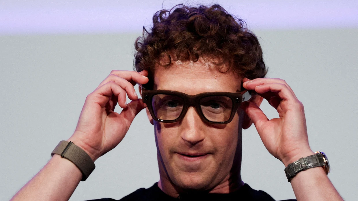 Mark Zuckerberg ist stolz auf seine Brillen.