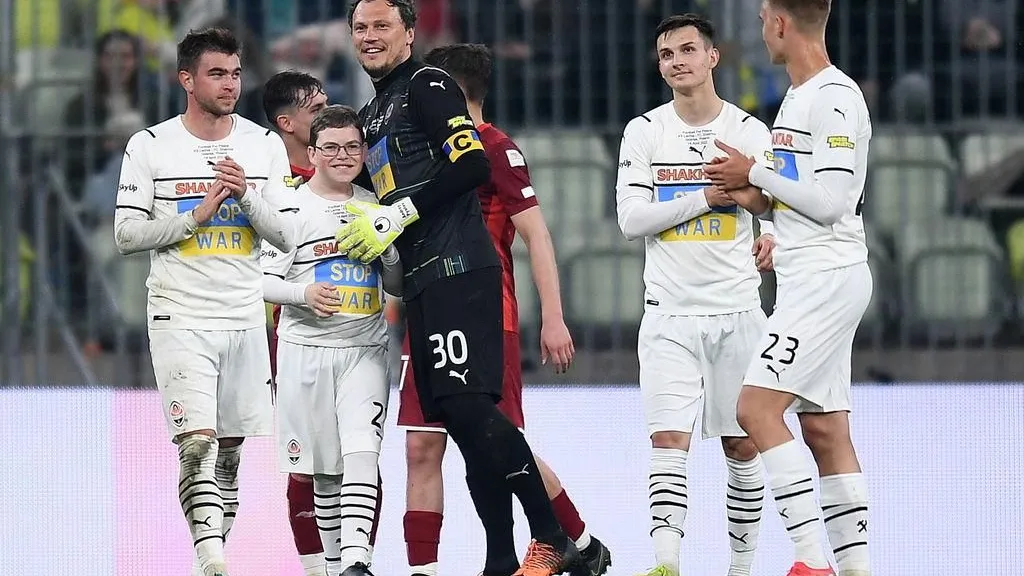 Besondere Geste: Der 12-jährige Dmytro Keda (2.v.l) aus Mariupol durfte das Siegtor für Schachar Donezk im Benefizspiel gegen Lechia Danzig erzielen.