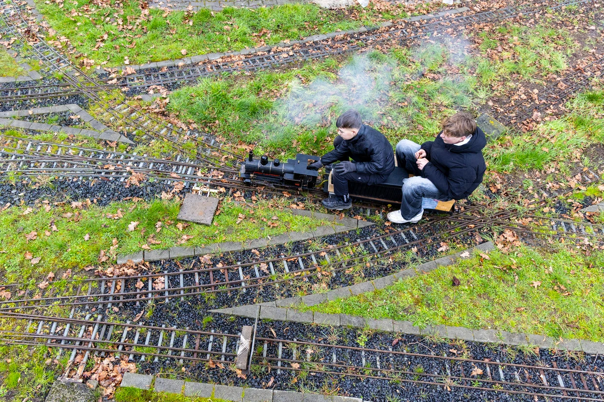 Felix, 14 Jahre, auf seiner Dampfbahn: Manchmal fahre er sechs bis acht Stunden am Tag.