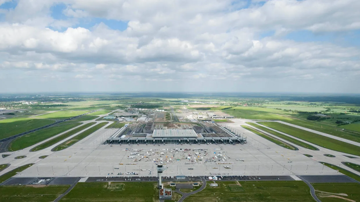 Die Völker der Netzwelt schauen auf Berlin – und kalauern: „Niemand hat die Absicht, einen Flughafen zu bauen.“