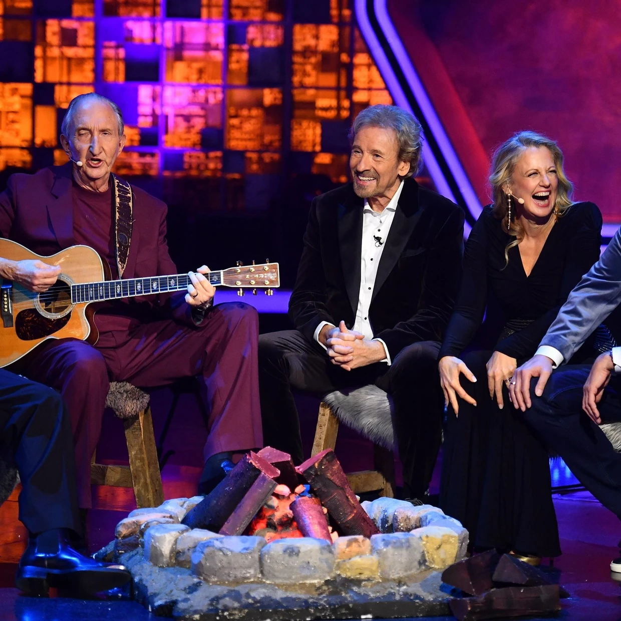 Noch einmal Lagerfeuer: Giovanni Zarrella, Mike Krüger,  Thomas Gottschalk, Barbara Schöneberger und Günther Jauch (v.l.) bei RTL