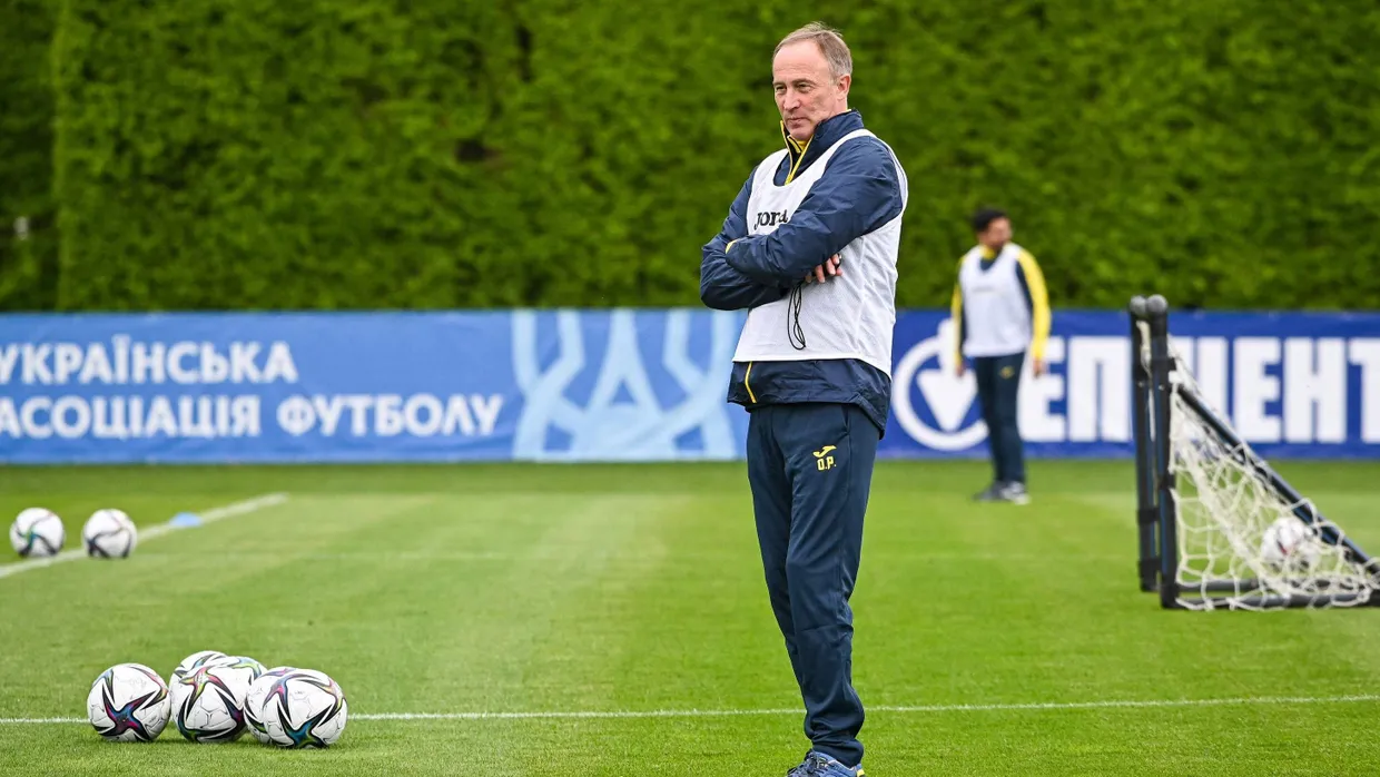 Spielen und Spenden sammeln: Der ukrainische Nationaltrainer Oleksandr Petrakov bereitet sein Team auf große Aufgaben vor.