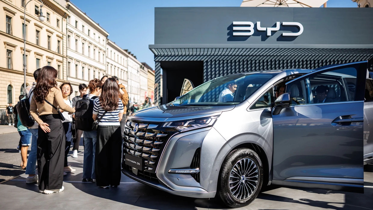 Ein Denza D9 von BYD auf dem Stand des chinesischen Herstellers bei der Automesse IAA 2023 in München.