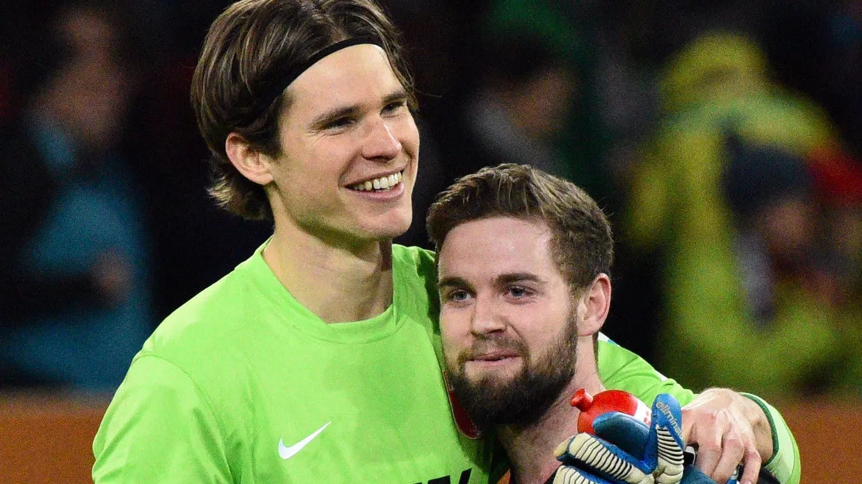 Anlehnungsbedürftig: Auch Eintracht-Profi Stendera ist von der Klasse des Augsburger Keepers Hitz angetan