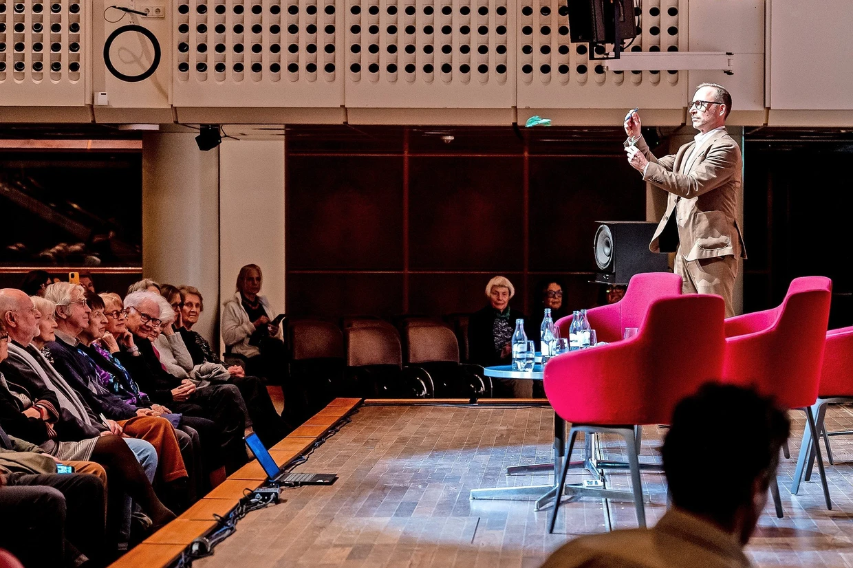 Christoph Sladeczek, Projektleiter des Instituts für die Alte Oper, lässt einen Luftballon platzen.