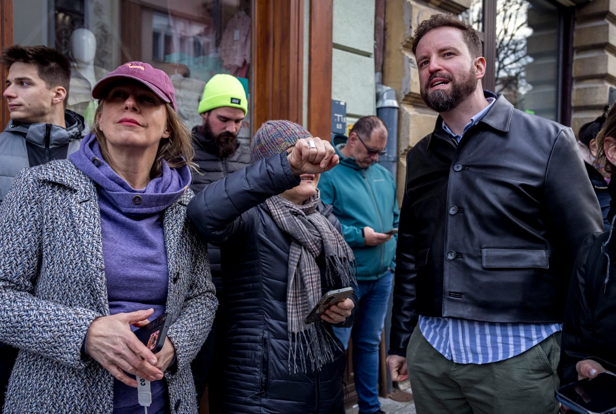 Márton Gulyás mischt sich unter die Leute.