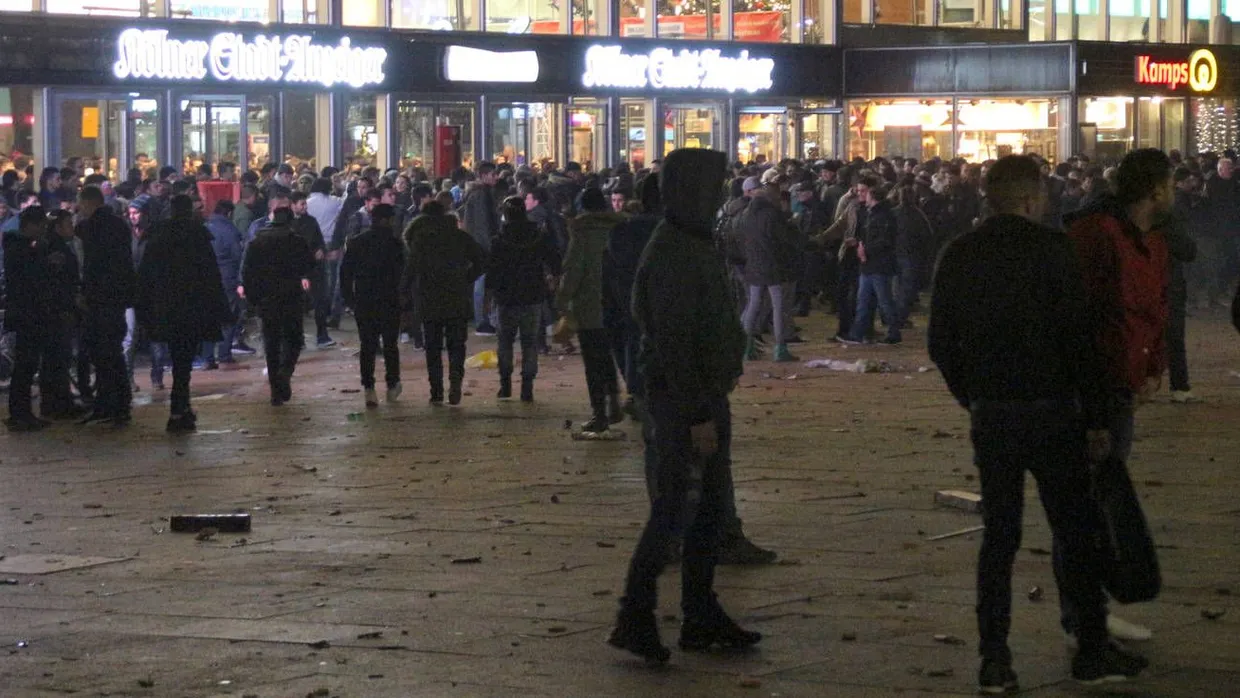 Mehr als tausend Menschen, vor allem junge männliche Ausländer, sollen für die Ausschreitungen in der Silvesternacht verantwortlich sein.